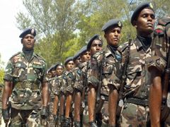 Čerství rekruti srílanské armády skládají přísahu na vojenské základně Kondawatuwana ve východním distriktu Ampara