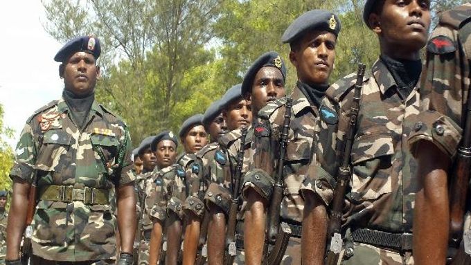 Čerství rekruti srílanské armády skládají přísahu na vojenské základně Kondawatuwana ve východním distriktu Ampara
