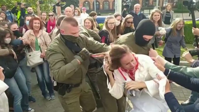 Sexuální násilí, bití a mučení. Běloruský režim útočí na protestující ženy.