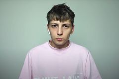 Youtuber Ladislav Sinai čelí nařčením ze sexuálního nátlaku