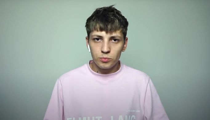 Youtuber Ladislav Sinai se proslavil podcastem mapujícím českou rapovou scénu.