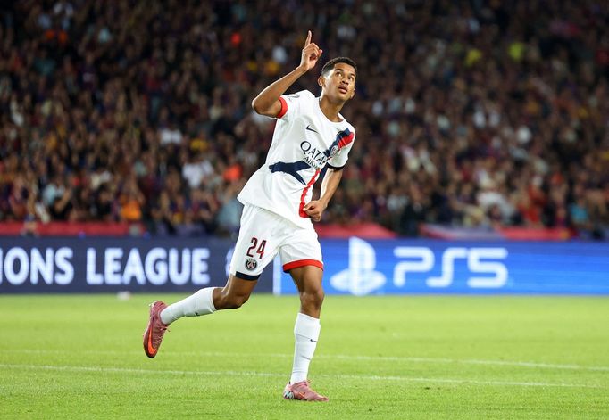 Senny Mayulu slaví gól v zápase LM Barcelona - PSG
