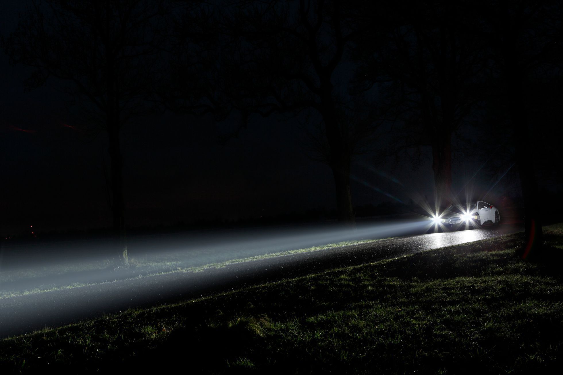 BMW Laserlight - laserové světlo zvenčí na i8