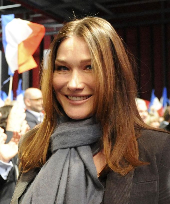 Francouzská první dáma Carla Bruni-Sarkozy přijela podpořit manžela do shromáždění v Bordeaux. 3. března 2012