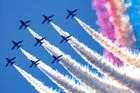 Britská legenda v oblacích: Red Arrows nad Řeckem pilují svoji show