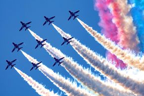 Britská legenda v oblacích: Red Arrows nad Řeckem pilují svoji show