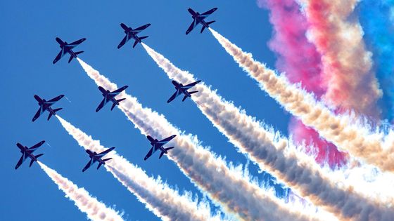 Britská legenda v oblacích: Red Arrows nad Řeckem pilují svoji show
