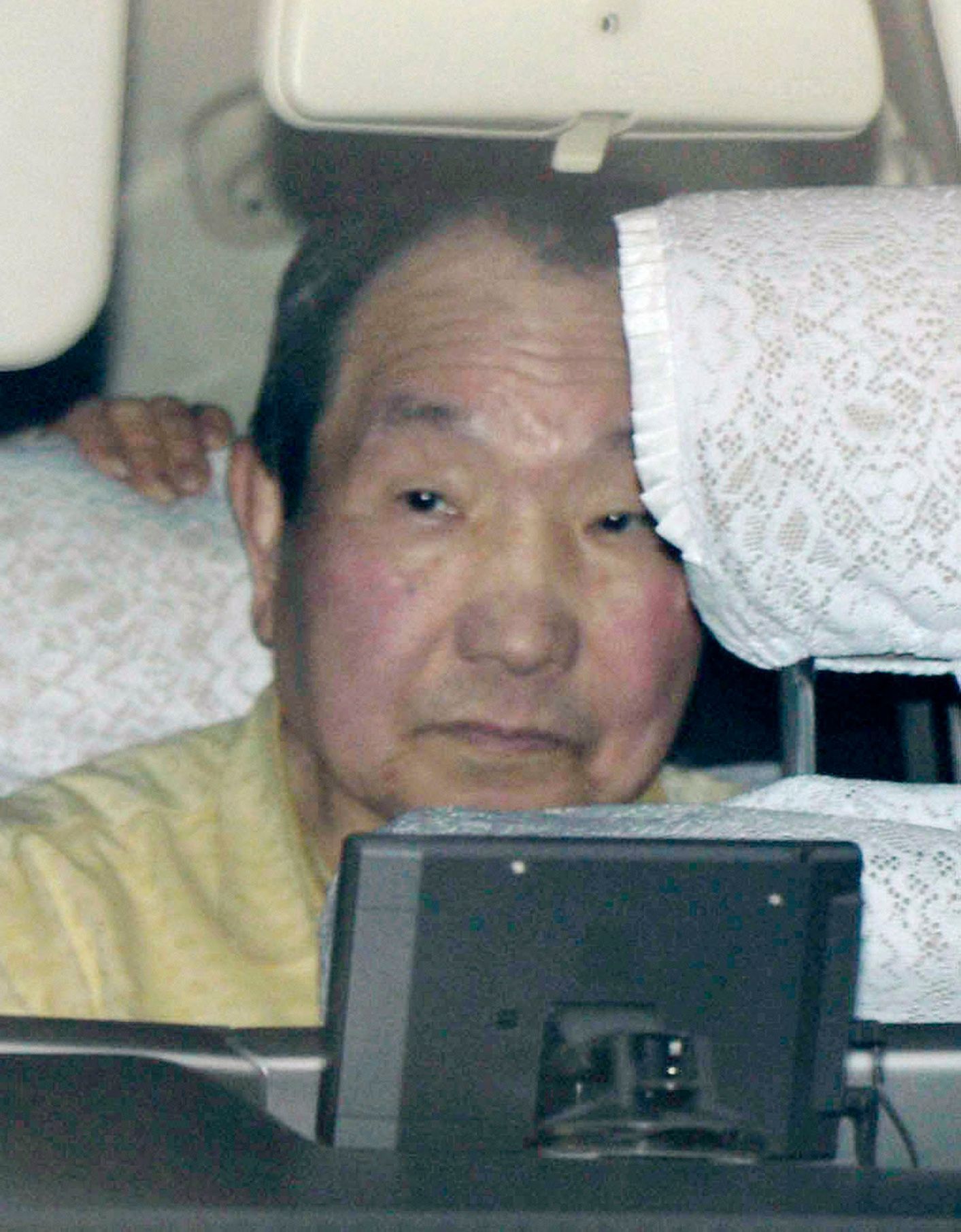 K smrti odsouzený Hakamada při odjezdu z věznice.