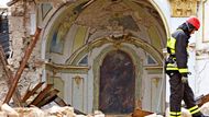 Velikonoce v troskách - Hasič míjí zřícenou kapličku kostela ve vsi Saint Gregorio poblíž L´Aquily. Po zemětřesení, které si vyžádalo na dvě stě lidských životů, nemá na 40 tisíc rodin kde největší křesťanské svátky slavit...