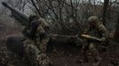 Ukrajinští vojáci v Doněcké oblasti pálí z houfnice na ruské pozice.