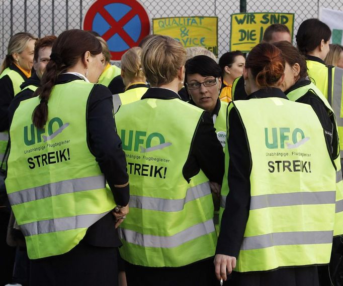 Members of German air carrier Lufthansa cabin crew union "UFO" attend a wage strike at the Berlin Tegel airport, September 4, 2012. Lufthansa passengers face further disruption after cabin crew representatives said late on Monday they would go on strike on Tuesday for 8 hours in Frankfurt and Berlin in a row over pay and conditions. REUTERS/Tobias Schwarz (GERMANY - Tags: TRANSPORT BUSINESS EMPLOYMENT CIVIL UNREST) Published: Zář. 4, 2012, 5:33 dop.