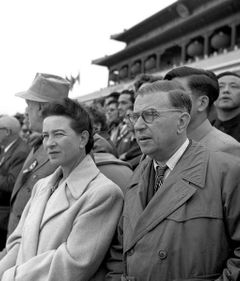 Jean-Paul Sartre a Simone de Beauvoir v roce 1955 na oslavách založení Komunistické strany Číny v Pekingu.