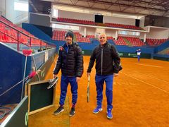 Tomáš Macháč a trenér Daniel Vacek před zápasem Davis Cupu proti Portugalsku