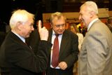 Setkání Hanse Modrowa s Miroslavem Ransdorfem a generálem Miroslavem Vackem bylo srdečné. Mluvili spolu rusky.