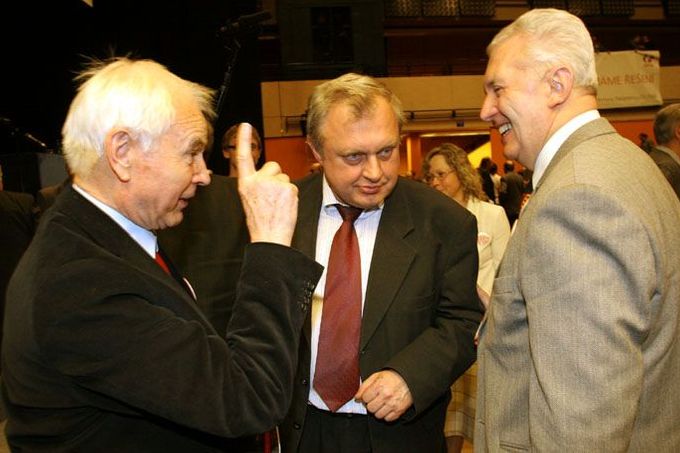 Setkání Hanse Modrowa s Miroslavem Ransdorfem a generálem Miroslavem Vackem bylo srdečné. Mluvili spolu rusky.