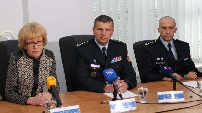 Generální ředitel Pavel Ondrášek (uprostřed) a ministryně Válková.