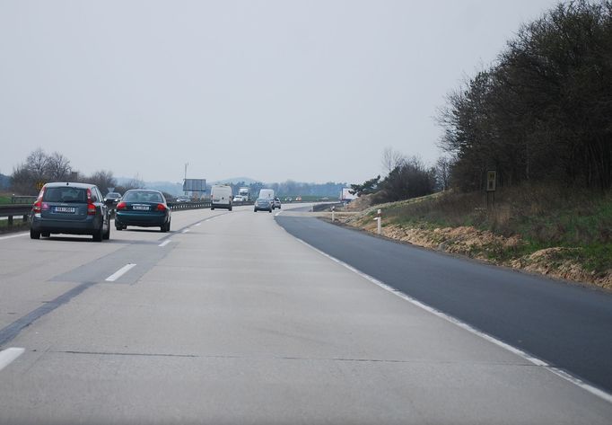 Čerstvě vyasfaltovaný odstavný pás krajnice se zanedlouho, při další etapě rekonstrukčních prací, stane pravým jízdním pruhem.