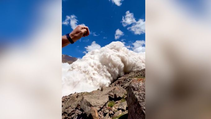 "Bože můj." Muž natáčel lavinu v Kyrgyzstánu i v okamžiku, když už se valila přes něj.