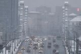 Ruskou metropoli Moskvu o víkendu zavalily tuny sněhu.