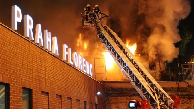 Hasiči zasahují při požáru na Florenci