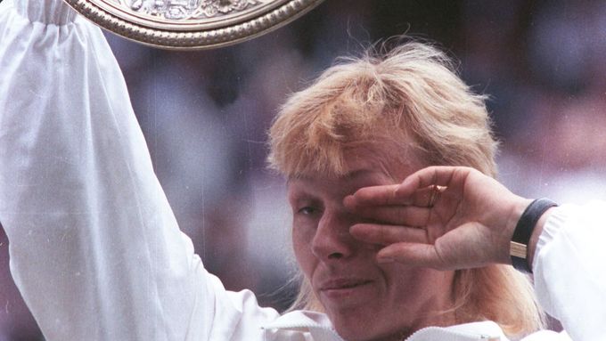 Červenec 1990. Martina Navrátilová právě podeváté ovládla slavný Wimbledon.