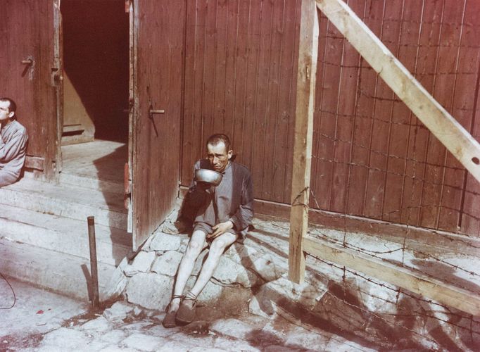 Fotografie z období osvobození koncentračního tábora Buchenvald. Duben 1945.