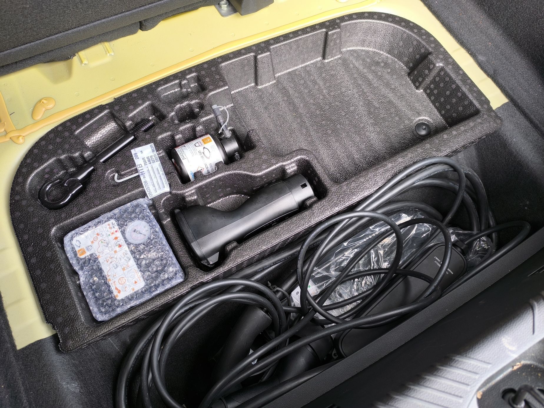 Renault 5 a Škoda Elroq dobíjení auta autem