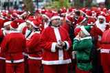 A červenobílými kostýmy se to na začátku prosince hemžilo i v Londýně. Konal se zde totiž tradiční SantaCon neboli vánoční průvod.