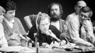 Zleva Rita Klímová, Václav Malý, Václav Havel, Vladimír Hanzel, Václav Klaus a Jiří Černý na tiskové konferenci Občanského fóra 22. listopadu 1989 v Laterně magice.