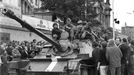 Brno o rok dříve - sovětský tank 21. srpna 1968 v obležení obyvatel