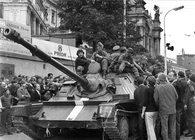 Brno o rok dříve - sovětský tank 21. srpna 1968 v obležení obyvatel