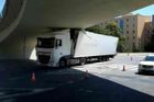 Pod viaduktem v Brně uvízl kamion, blokoval dopravu přes dvě hodiny