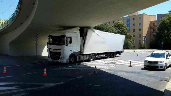 Zaseknutý kamion v Brně