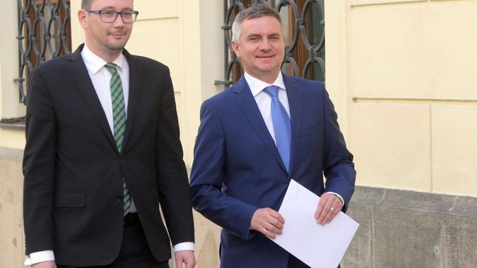 Kancléř Vratislav Mynář se svým majetkovým přiznáním za rok 2013 jde společně s mluvčím prezidenta do Poslanecké sněmovny.