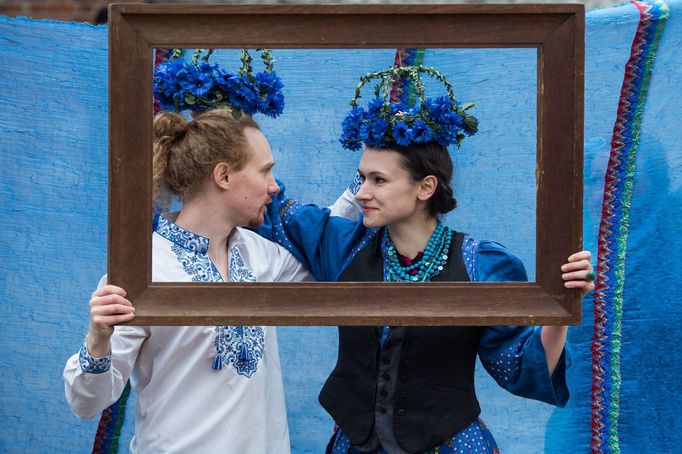 Krakovský soubor Teatr Migro přiveze představení Echa, které je inspirované knihou Agnieszky Pajączkowské Wędrowny zakład fotograficzny (Putovní fotografický ateliér).