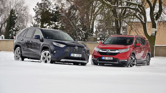 V tmavě modré působí ostře řezaná Toyota usedle. Honda naopak vypadá tak, že designérům někdo zapomněl sebrat tužku. Podívejte se na ně do galerie.