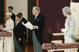 Japonsko v úterý zažilo první abdikaci panovníka po 200 letech. Císař Akihito zemi vládl přes třicet let. V projevu poděkoval za podporu a popřál lidu mír v následujícím období, kdy na trůn usedne jeho syn, korunní princ Naruhito.