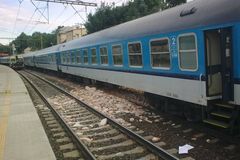V Dačicích se srazil vlak s autem, řidič těžce zraněn