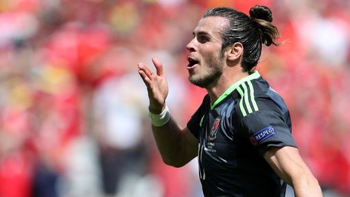 Euro 2016: Anglie-Wales:  Gareth Bale slaví gól na 0:1