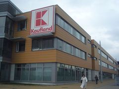 Tuto budovu chce Kaufland zvýšit o jedno patro.