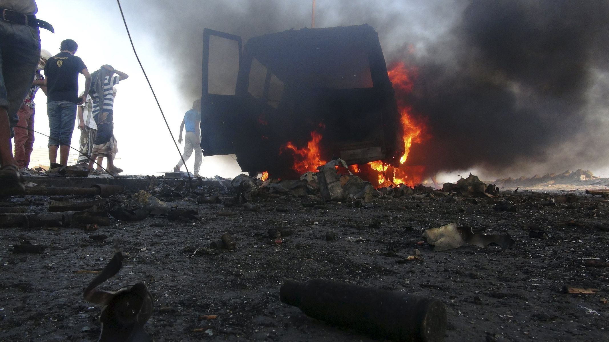 Automobil hoří v Adenu po boji šíitských Húsíů s muži, loajálními prezidentovi Hádímu.