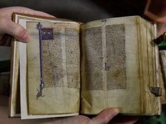 Středověká rukopisná bible z Francie ze 13. století.