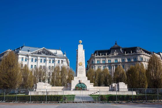 Rudoarmějský památník na Náměstí Svobody v centru Budapešti.
