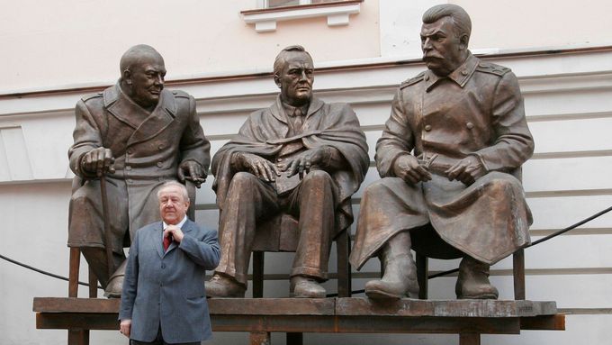 Ruský sochař Zurab Cereteli u sousoší Stalina s britským premiérem Churchillem a americkým prezidentem Rooseveltem má být připomínkou rozhovorů na Jaltě v roce 1945.