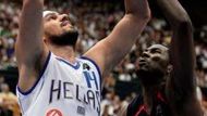 Řecký pivot Lazaros Papadopoulos zakončuje v semifinále MS proti USA přes Eltona Branda.