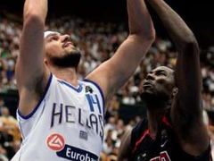 Řecký pivot Lazaros Papadopoulos zakončuje v semifinále MS proti USA přes Eltona Branda.