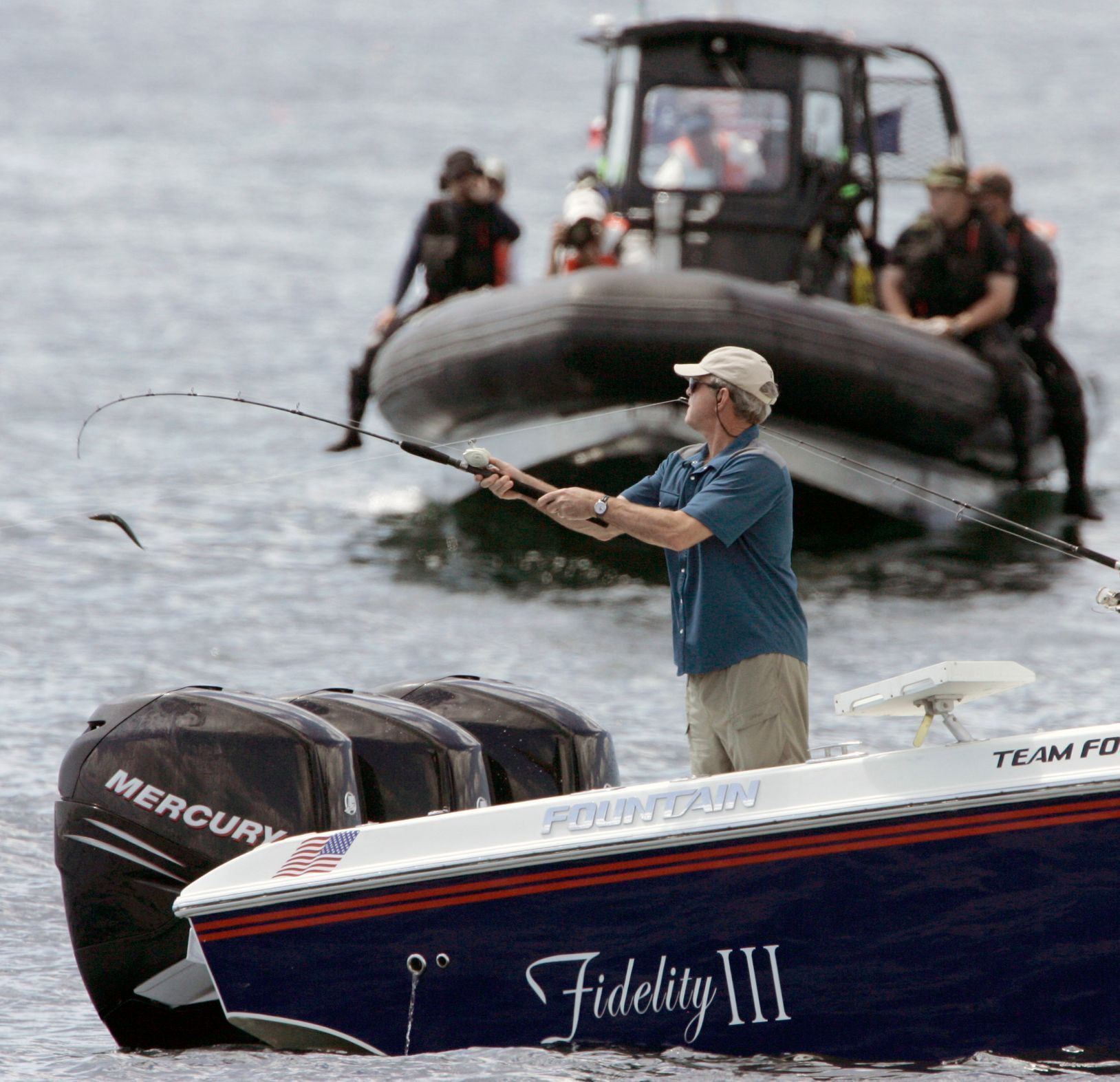 George Bush rybaří s ochrankou 2007 loď