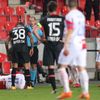 Karim Bellarabi z Leverkusenu dostává červenou kartu v zápase Evropské ligy Slavia Praha - Bayer Leverkusen