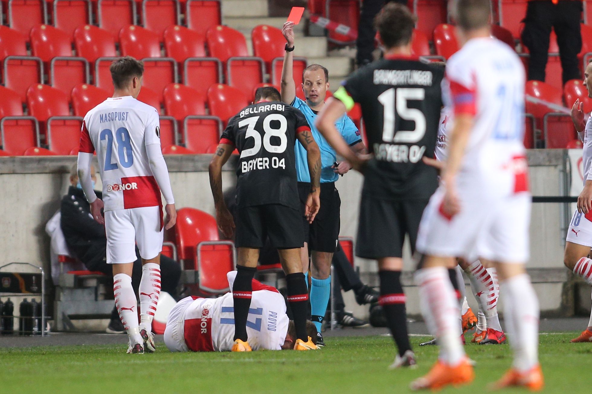 Karim Bellarabi z Leverkusenu dostává červenou kartu v zápase Evropské ligy Slavia Praha - Bayer Leverkusen