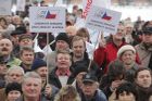 Na Palackého náměstí v Praze se sešlo asi tisíc demonstrantů.